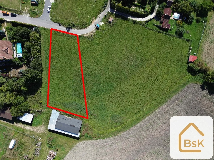 Prodej stavebního pozemku 1 768 m², Charvatce