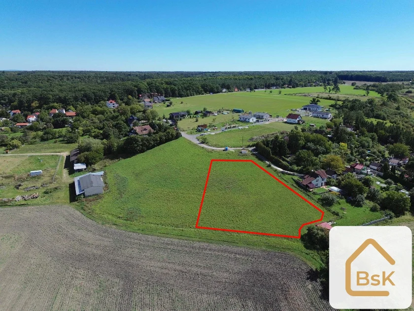 Prodej stavebního pozemku 2 577 m², Charvatce