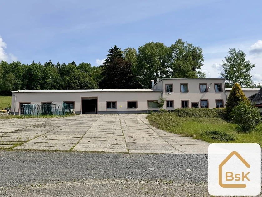 Výrobní hala s kancelářskými a skladovacími prostory v areálu ve Vilémově u Šluknova – rozsáhlý komerční areál s možností dalšího rozvoje